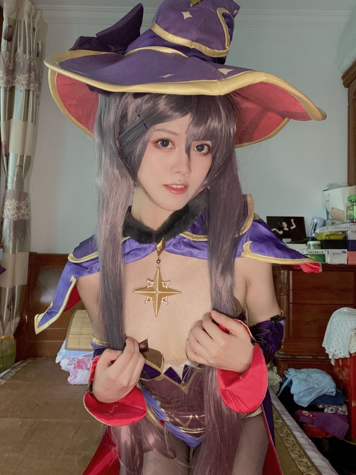 【国模套图】年年《mona女巫》